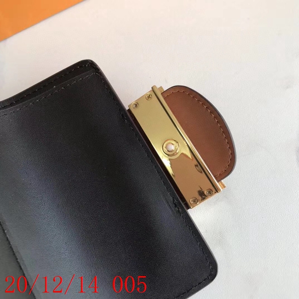 LVコピーウォレット着用イメージ