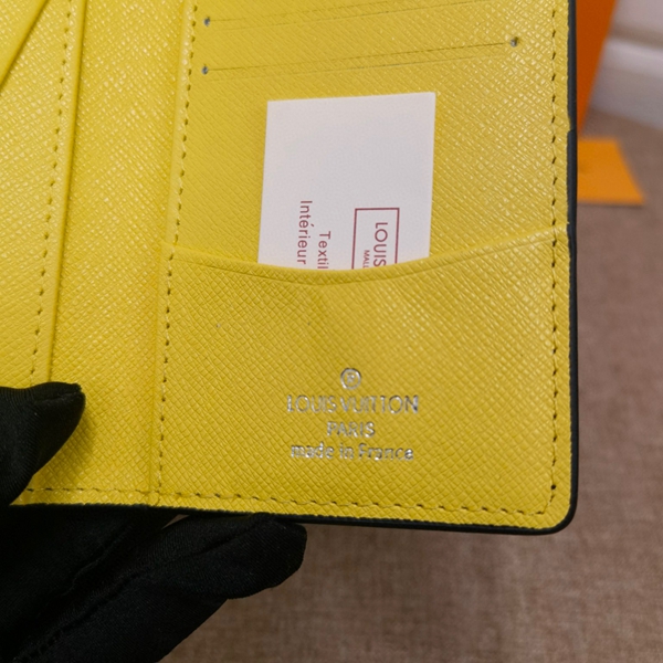 LVコピーウォレット着用イメージ