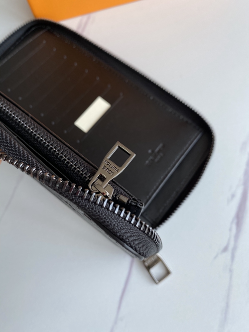 LVコピーウォレット着用イメージ