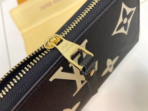 LVコピーウォレット着用イメージ