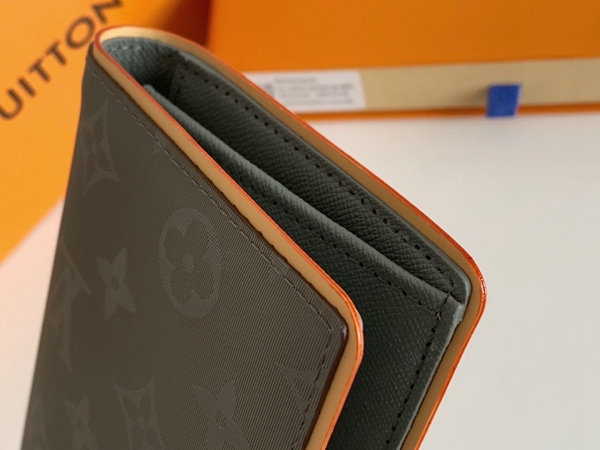 LVコピーウォレット着用イメージ