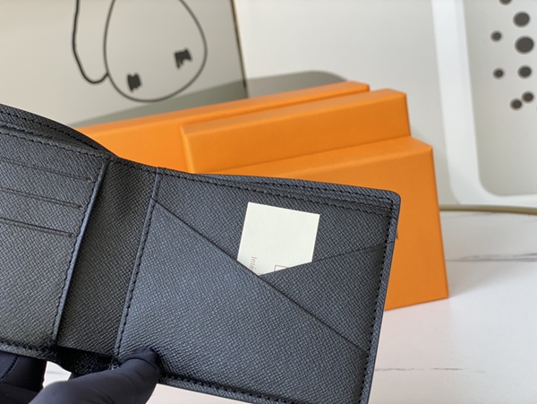 LVコピーウォレット着用イメージ