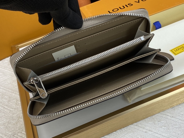 LVコピーウォレット着用イメージ