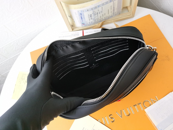 LVコピーウォレット着用イメージ