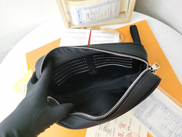 LVコピーウォレット着用イメージ