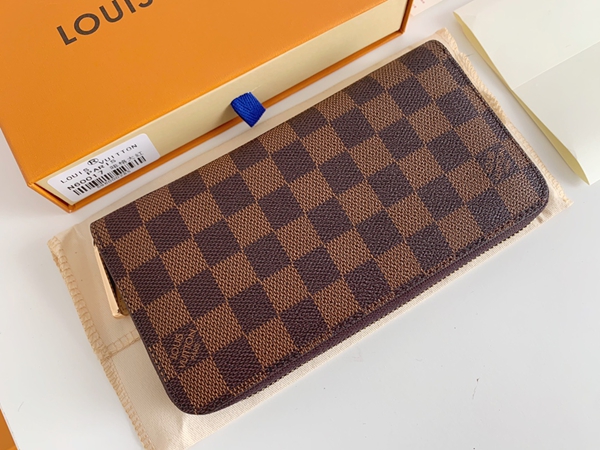 LVコピーウォレット着用イメージ