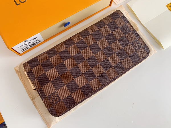 LVコピーウォレット着用イメージ
