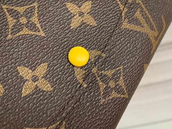LVコピーウォレット着用イメージ