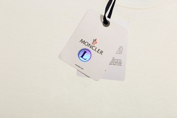 モンクレールTシャツ着用イメージ