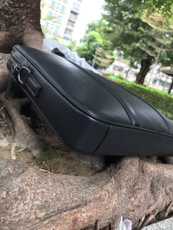 プラダバッグ側面デザイン