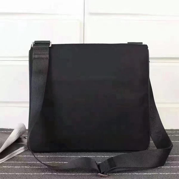 プラダバッグ背面デザイン