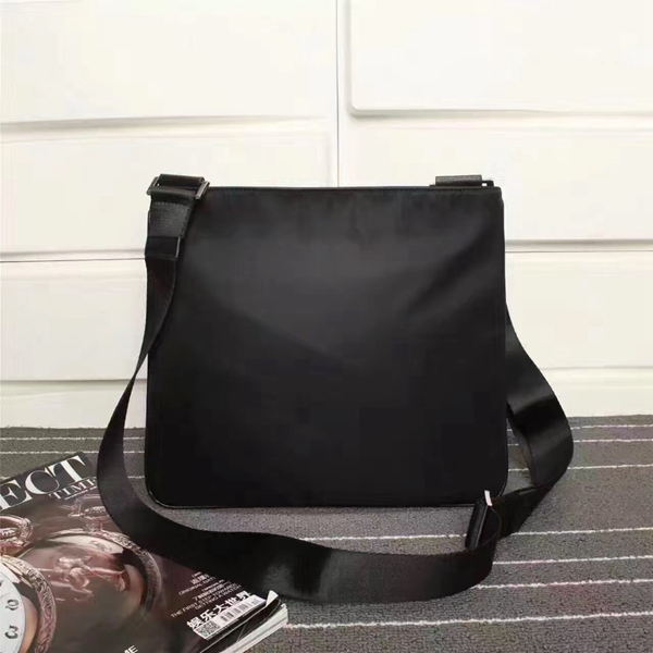 プラダバッグ背面デザイン