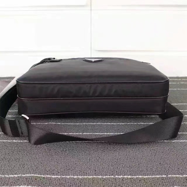 プラダバッグ側面デザイン