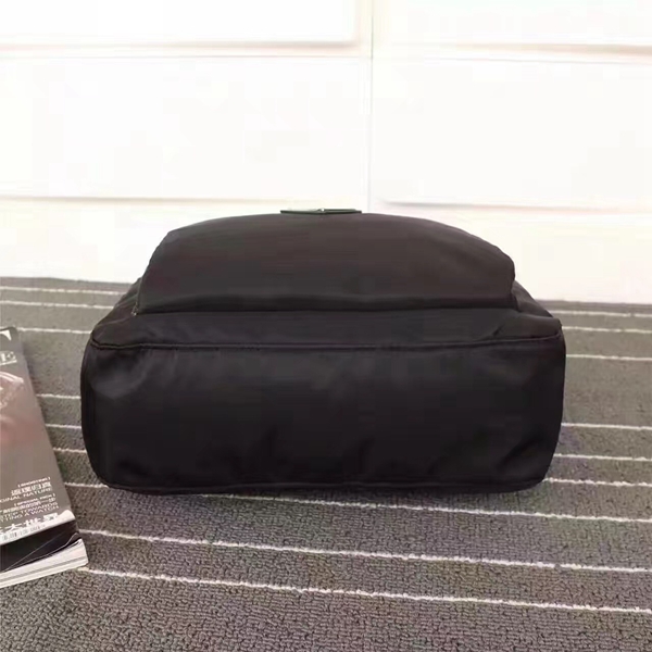プラダバッグ側面デザイン