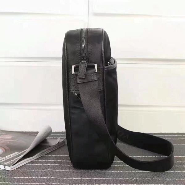 プラダバッグ背面デザイン