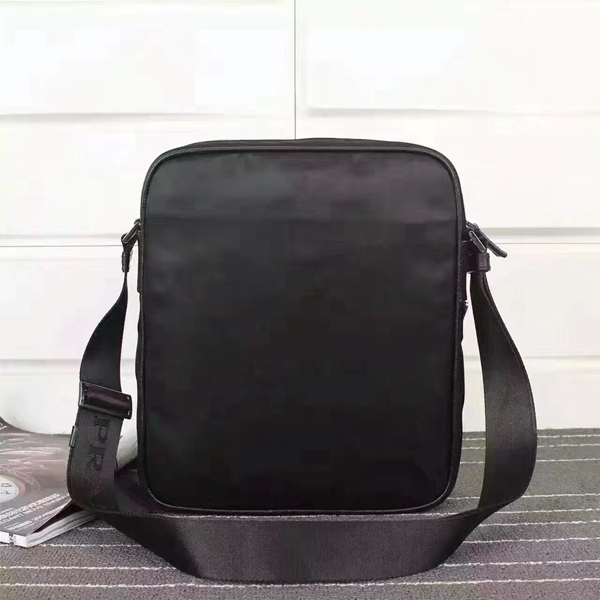 プラダバッグ側面デザイン