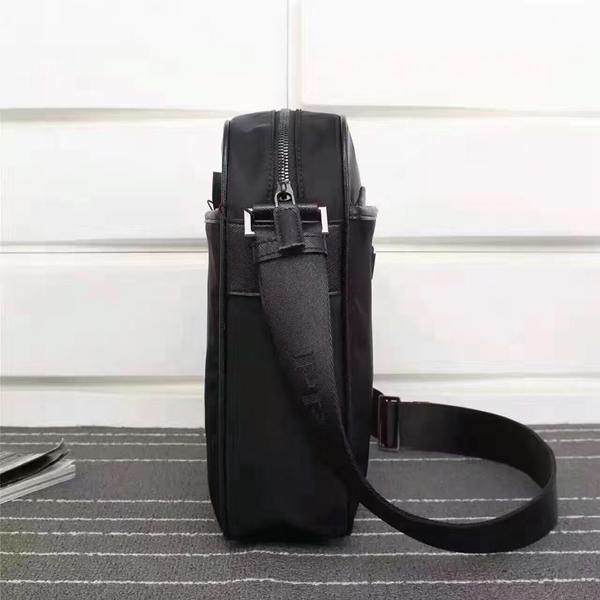 プラダバッグ背面デザイン