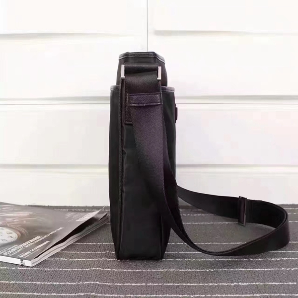 プラダバッグ背面デザイン