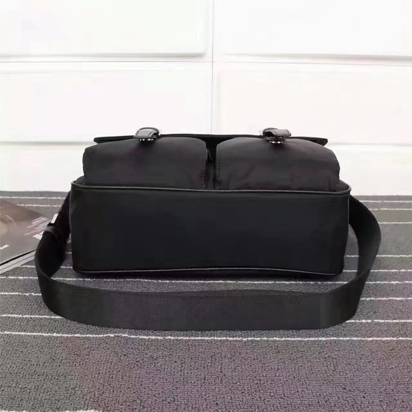 プラダバッグ側面デザイン