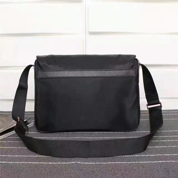 プラダバッグ側面デザイン