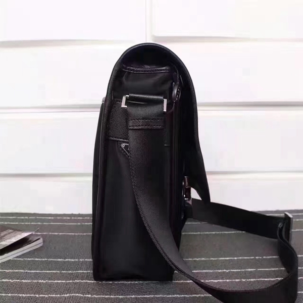プラダバッグ背面デザイン