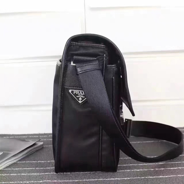 プラダバッグ背面デザイン
