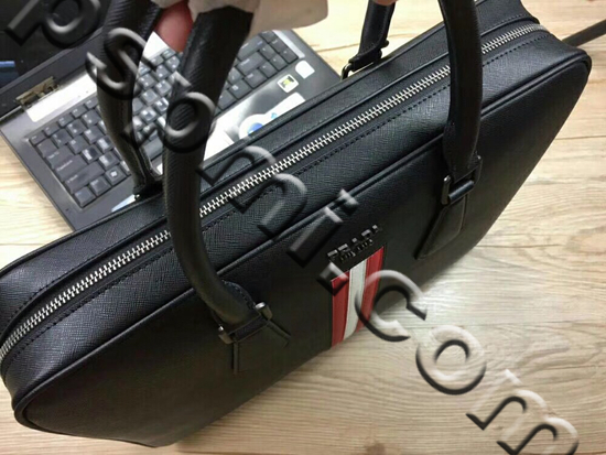 プラダバッグ側面デザイン