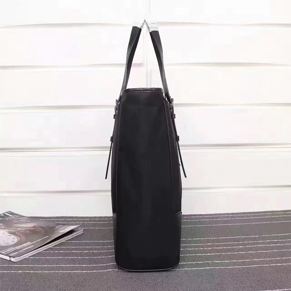 プラダバッグ背面デザイン