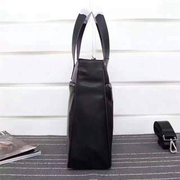 プラダバッグ背面デザイン