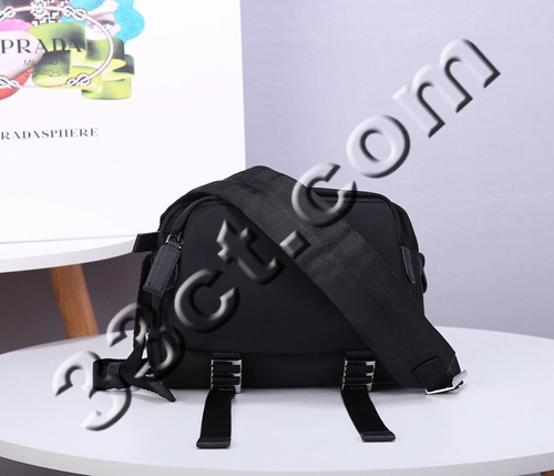 プラダバッグ側面デザイン