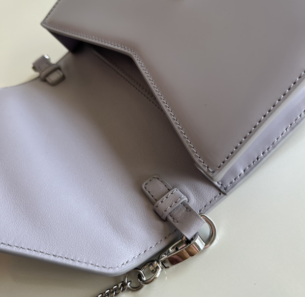 プラダバッグ角部分ディテール