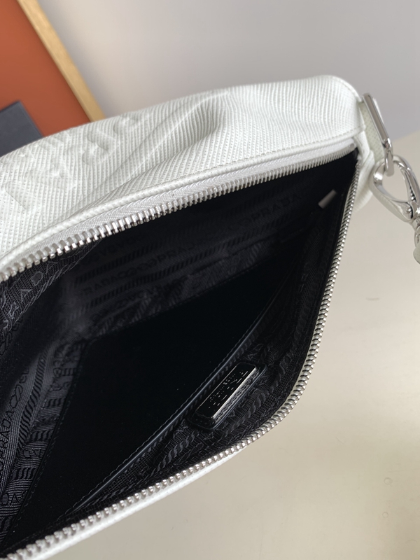 プラダバッグ着用イメージ