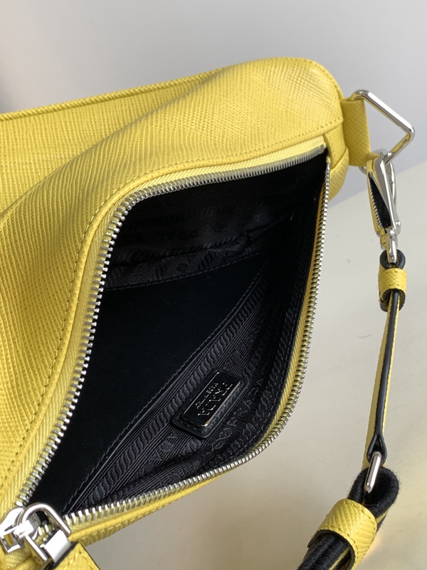 プラダバッグ着用イメージ