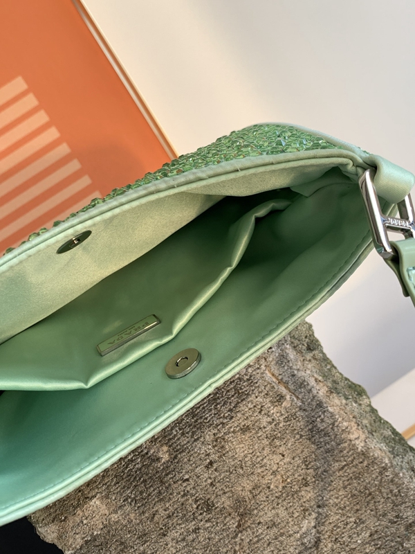 プラダバッグ着用イメージ
