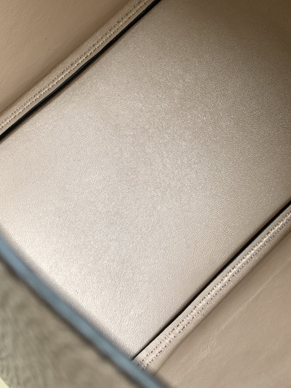 プラダバッグ着用イメージ