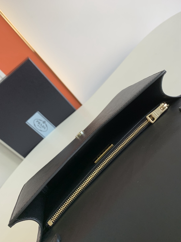 プラダバッグ着用イメージ