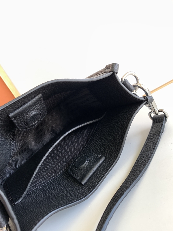 プラダバッグ着用イメージ