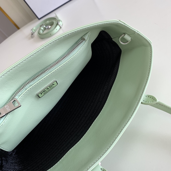 プラダバッグ着用イメージ