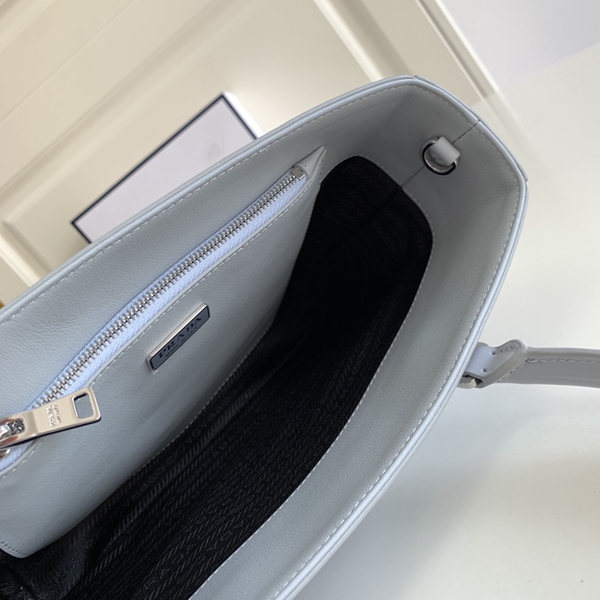 プラダバッグ着用イメージ