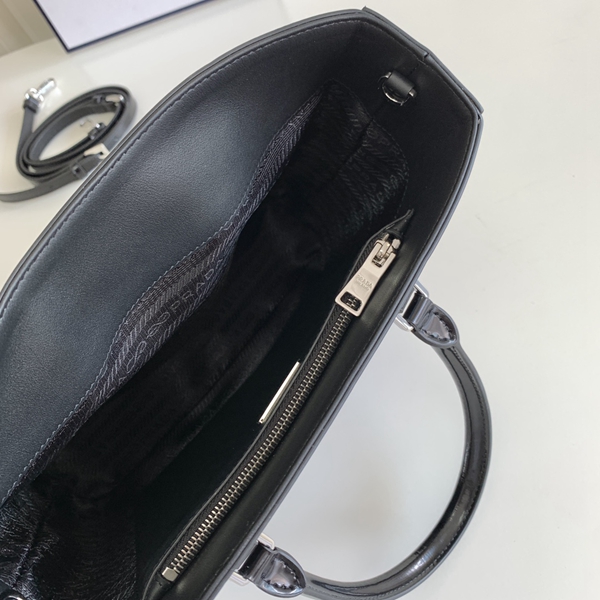 プラダバッグ着用イメージ