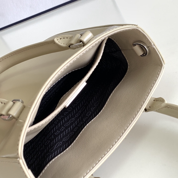 プラダバッグ着用イメージ