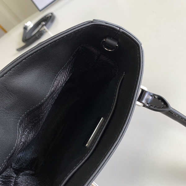 プラダバッグ着用イメージ