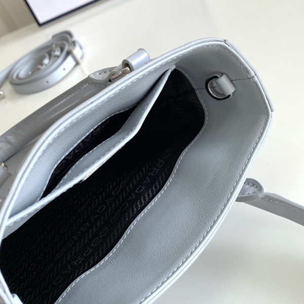 プラダバッグ着用イメージ