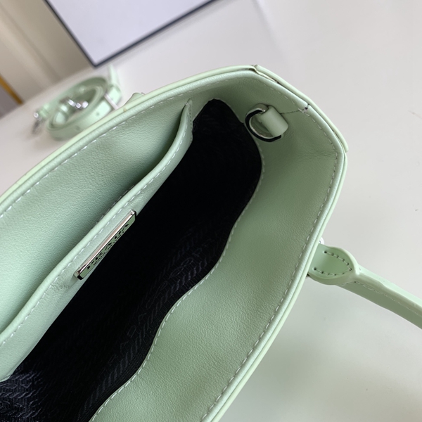 プラダバッグ着用イメージ