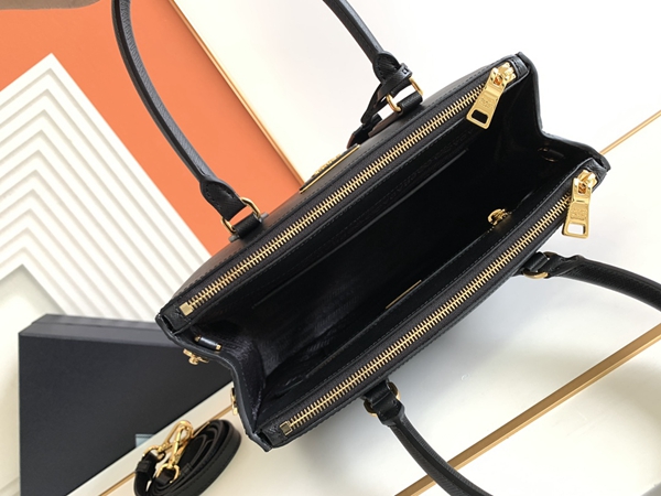 プラダバッグ着用イメージ