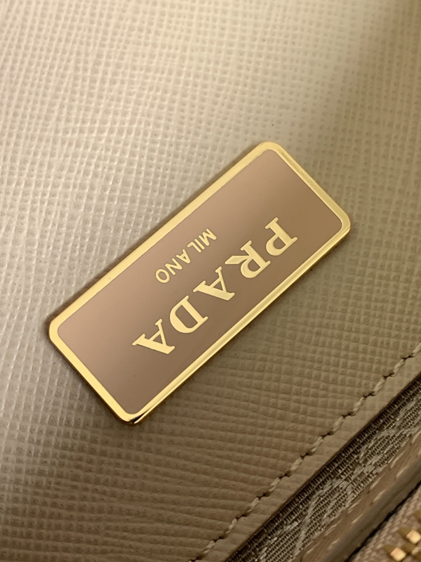 プラダバッグ全体デザイン
