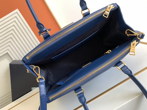 プラダバッグ着用イメージ