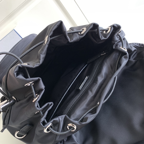 プラダバッグ全体デザイン