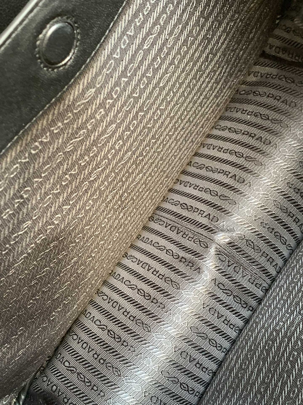プラダバッグ着用イメージ