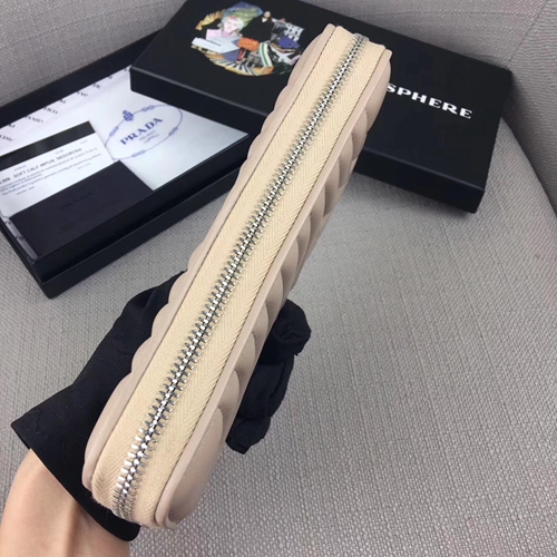 プラダ財布側面デザイン